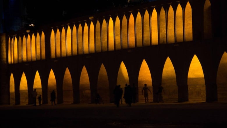 الهندسة المعمارية لجسر سي أو سي بول في أصفهان