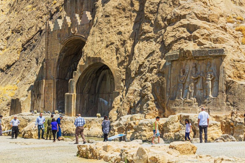 نقوش طق البستان في كرمانشاه إيران