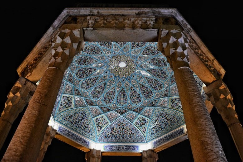 عمارة قبر حافظ في شيراز
