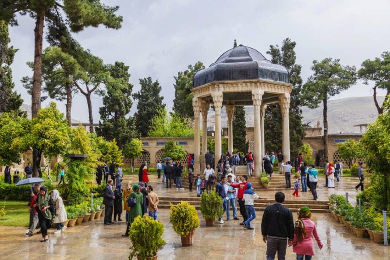 زيارة قبر حافظ في شيراز