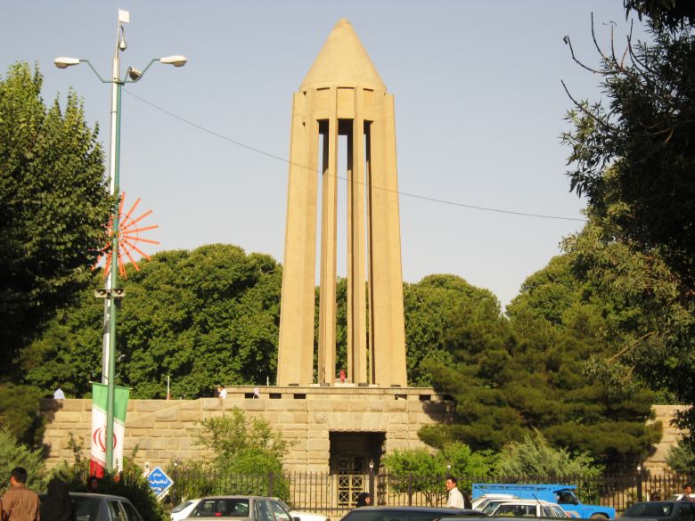 مقبرة ابن سينا في همدان مقبرة ابن سينا في همدان