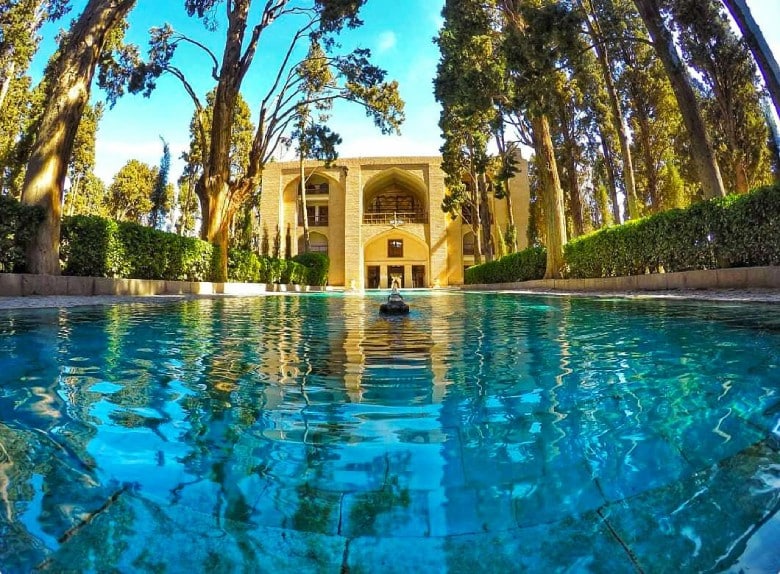 اكتشف المعالم الفريدة في إيران: دليل المسافر حديقة فين، كاشان، إيران