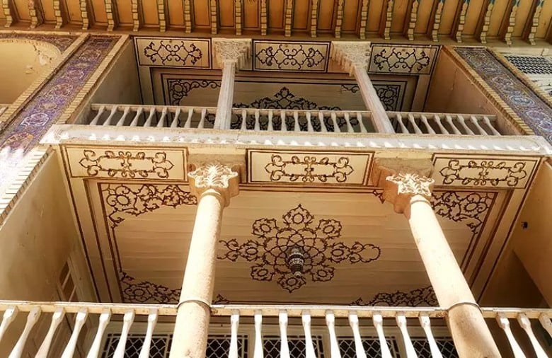 الشرفة الرئيسية لمبنى حدائق ارم