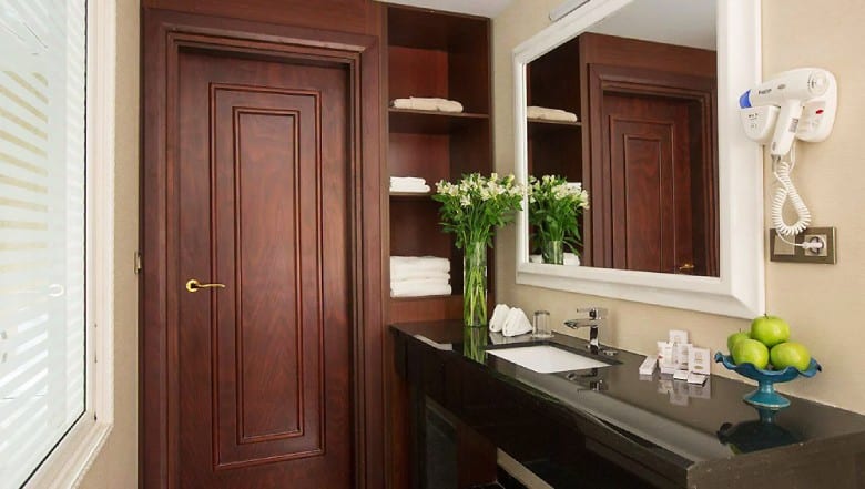 مرافق الغرف في فندق Espinas Palace مرافق الغرف في فندق Espinas Palace