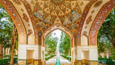 اكتشف المعالم الفريدة في إيران: دليل المسافر حديقة فين، كاشان