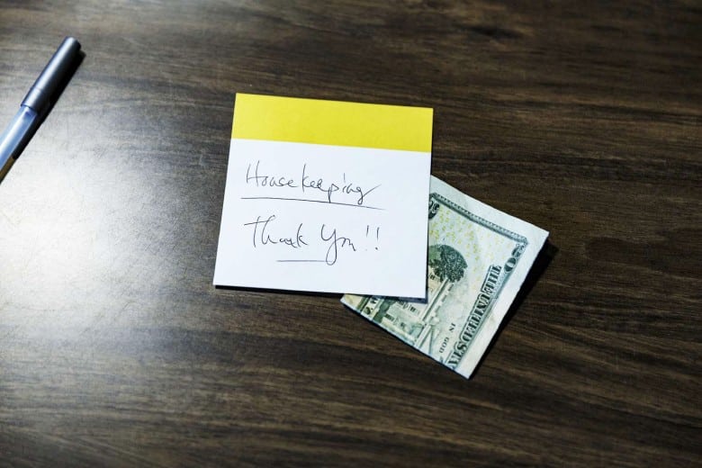 أظهر التقدير لموظفي الفندق أظهر التقدير لموظفي الفندق