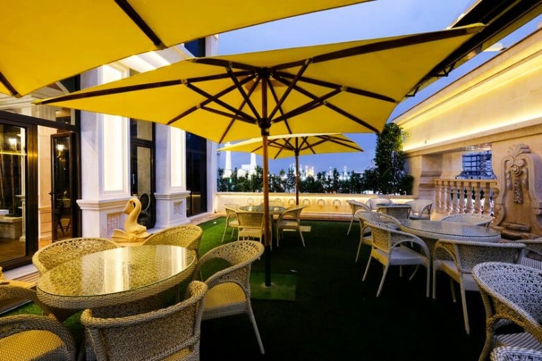 فندق روز دارفيشي، مقهى السطح