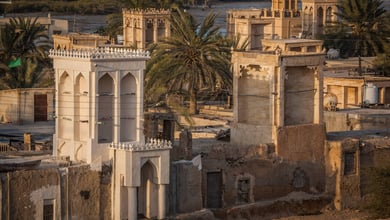 How To Travel From Bandar Abbas To Qeshm: Top Tips 3 Traditionelle Windtürme In Bandar E Laft Auf Qeshm Iran Asien