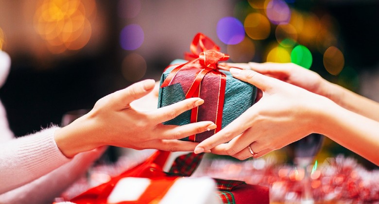 Giving Eidi Gifts Giving Eidi Gifts