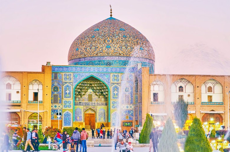 Visiting Sheikh Lotfollah Mosque in Isfahan