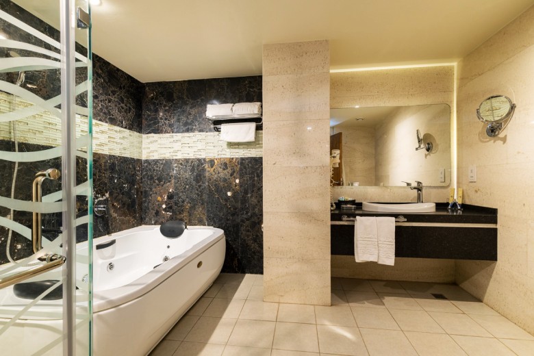 Homa Hotel Tehran : Five-Star Experience 4 Amenities Of Homa Hotel Rooms