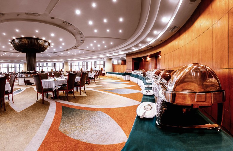 Luxury &Amp; Budget Hotels In Shiraz: A Traveler’s Guide To The Best Stays 5 Perched Atop A Hill, Shiraz Grand Hotel Stuns With Its 13 Floors And Ship-Like Design. Featuring 158 Elegant Rooms, A Gym, And Diverse Dining Options, It Offers Prime Access To Shiraz’s Cultural Gems. Luxury &Amp; Budget Hotels In Shiraz