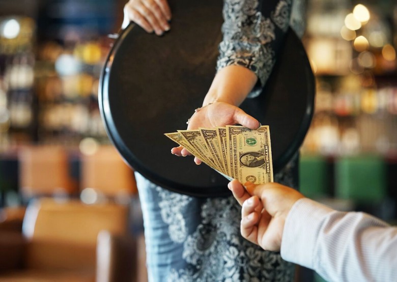 Tipping Rules In Iran: A Guide For Tourists 4 Tipping Rules In Iranian Restaurants