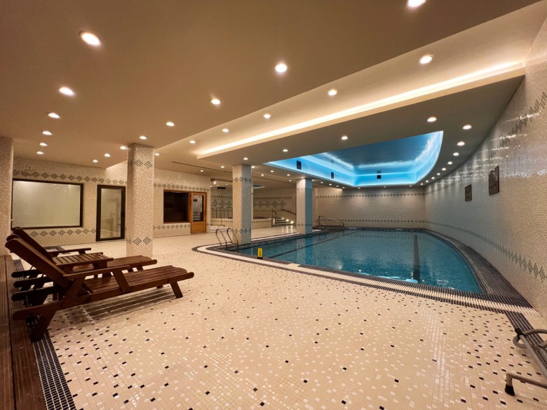 Zandiyeh Hotel Swimming Pool