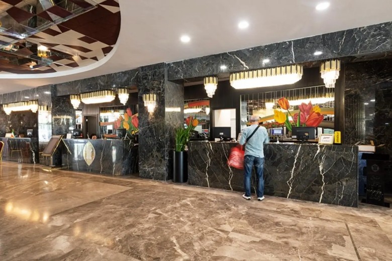 Tehran Laleh Hotel, Reception