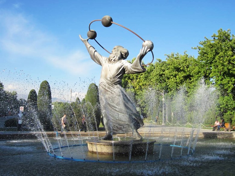 What To See In Tehran: Travel Tips For First-Time Visitors 9 Tehran Laleh Park