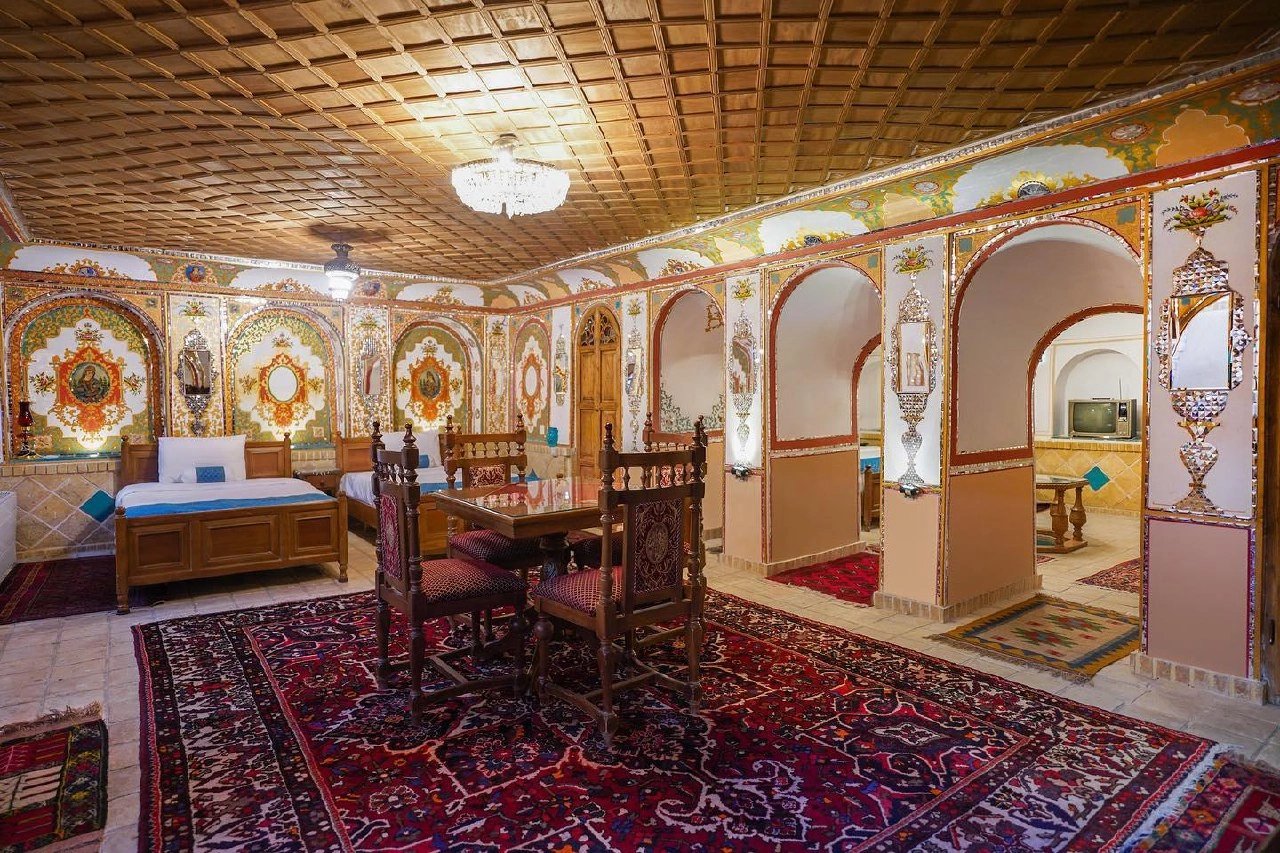 Traditional Persian Room In Ghasr Monshi Hotel